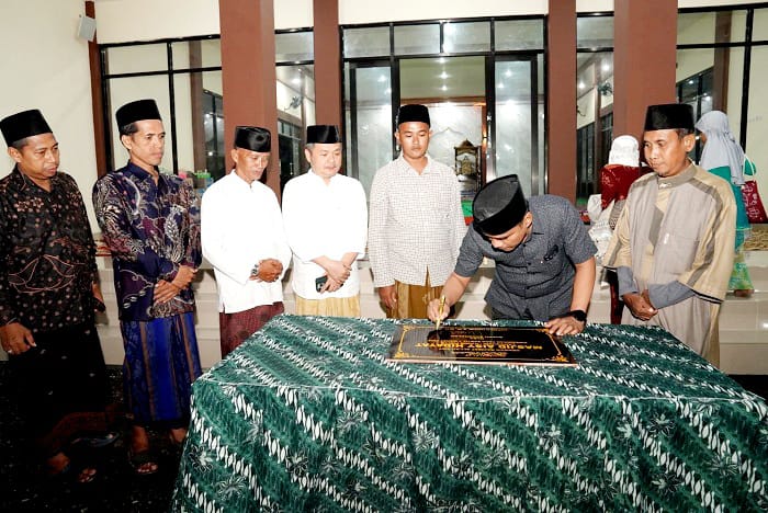 BERSEJARAH: Bupati Lukman Hakim menandatangani prasasti Masjid Aisy Hidayat didampingi Wabup Moch. Fauzan Ja'far di Dusun Lagundi, Desa Ujung Piring, Kecamatan Kota Bangkalan, Sabtu (7/3) malam.