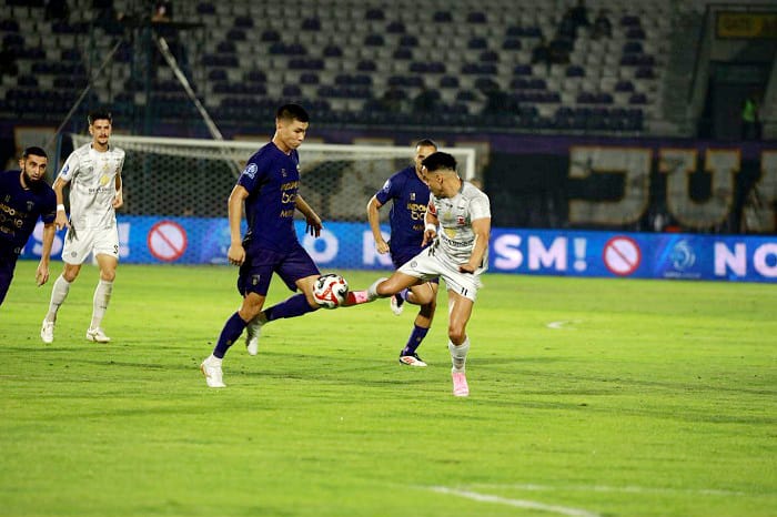 DUEL: Pemain MU Lulinha mencoba menguasai bola saat melawan Persita di Indomilk Arena, Sabtu (7/3) malam. (MU UNTUK JPRM)