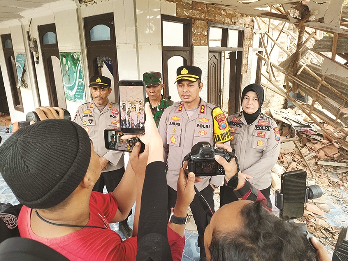 HANCUR: Kapolres Sumenep AKBP Anang Hardiyanto memantau langsung kondisi rumah rusak akibat ledakan mercon di Desa Bantelan, Batuputih, Sumenep, Kamis (5/3). (HUMAS POLRES SUMENEP UNTUK JPRM)