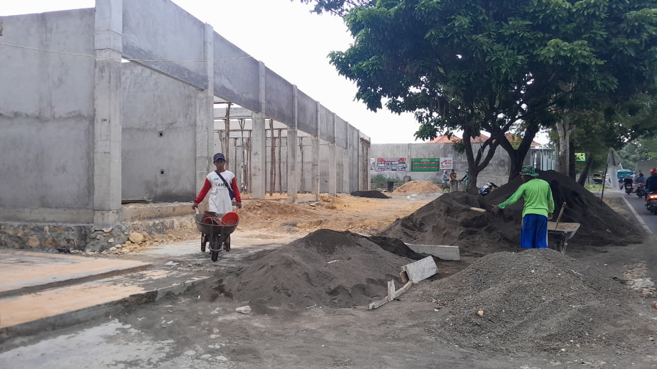 MELANGGAR HUKUM: Tukang membangun gerai KDKMP Desa Trasak, Kecamatan Larangan, Pamekasan, Kamis (5/3).