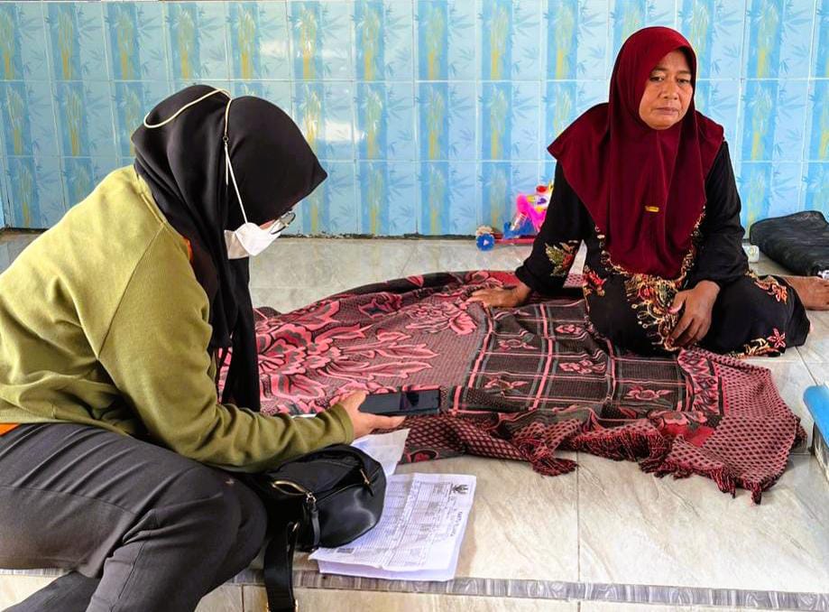 VERIFIKASI: Petugas BPS saat melakukan pemutakhiran data PBI di Desa Apaan, Kecamatan Pangarengan, Sampang, Rabu (4/3).
