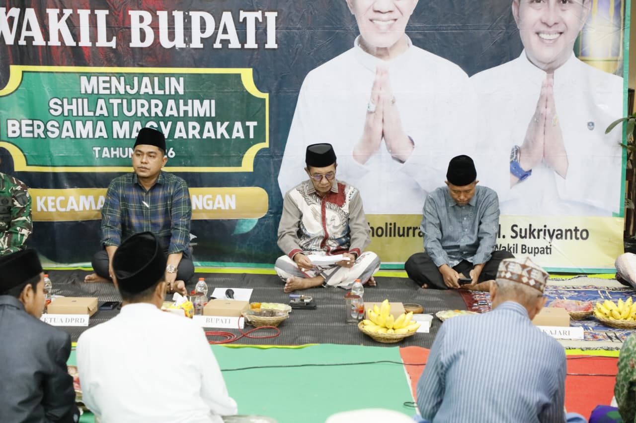KONSISTEN: Sekkab Pamekasan Taufikurrachman (kanan) mendampingi Bupati Pamekasan KH Kholilurrahman menghadiri kegiatan Safari Ramadan di Kecamatan Larangan, Kamis (5/3).