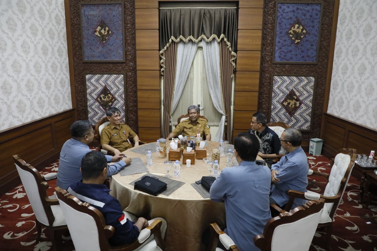 SANTAI: Sekkab Pamekasan Taufikurrachman (kanan) saat ditemui JPRM di ruang kerjanya, Kamis (5/3).