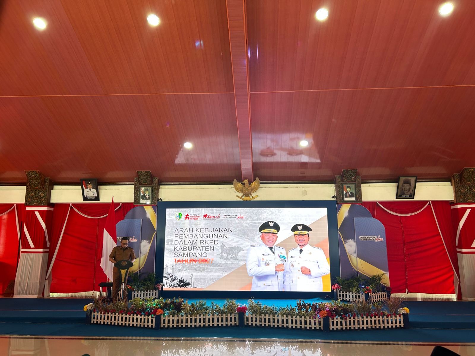 TEGAS: Bupati Slamet Junaidi menyampaikan sambutan pada kegiatan Musrenbang RKPD 2027 di Pendopo Trunojoyo Sampang, Senin (9/3).