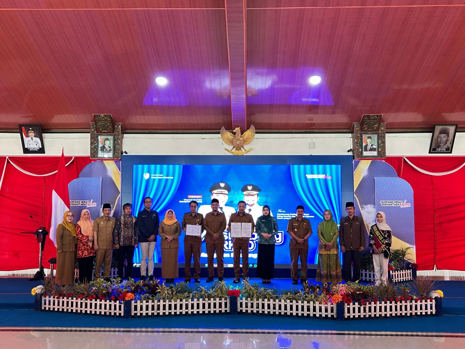 BERSINERGI: Bupati Slamet Junaidi (enam dari tengah) berpose bersama peserta musrenbangkab di Pendopo Trunojoyo Sampang, Senin (9/3).