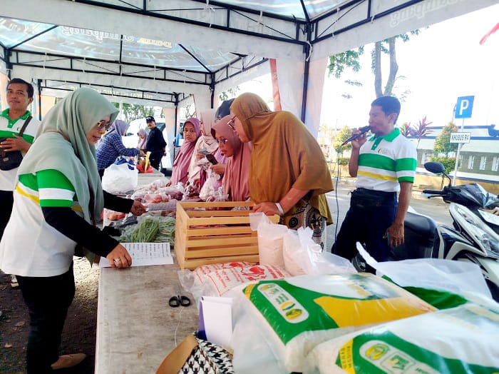 BERBAGI KEBAHAGIAAN: Warga saat membeli pangan yang dijual murah di stan GPM PWI Sampang di depan Pendopo Kabupaten Sampang Senin (9/3). (UBAIDILLAHIR RAIE/JPRM) 