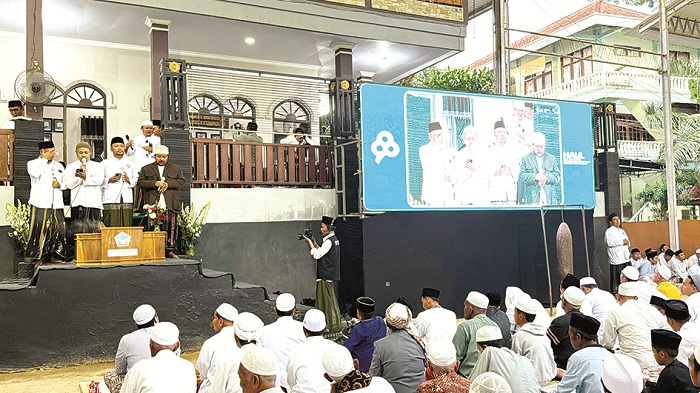 KETUK PINTU LANGIT: RH Abbas Muhammad Rofi'i (dua dari kiri) bersama majelis keluarga dan tamu undangan memimpin salawat pada Minggu (8/3) malam. (MOH. IQBAL AFGANI/JPRM)