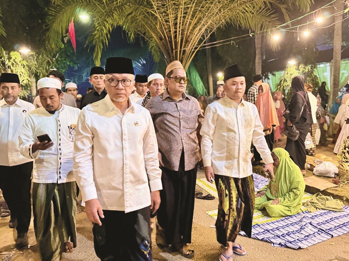 HADIR LANGSUNG: Menko Pangan Zulkifli Hasan berjalan meninggalkan kompleks Ponpes Al-Hamidy Banyuanyar, Minggu (8/3) malam. (MOH. IQBAL AFGANI/JPRM)