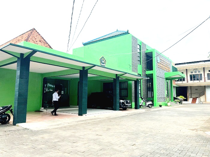 LENGANG: Pegawai Kemenag Sumenep berada di halaman kantornya, Jalan KH Agus Salim, Desa Pamolokan, Kecamatan Kota, Kamis (26/2). (MOH. IQBAL/JPRM)