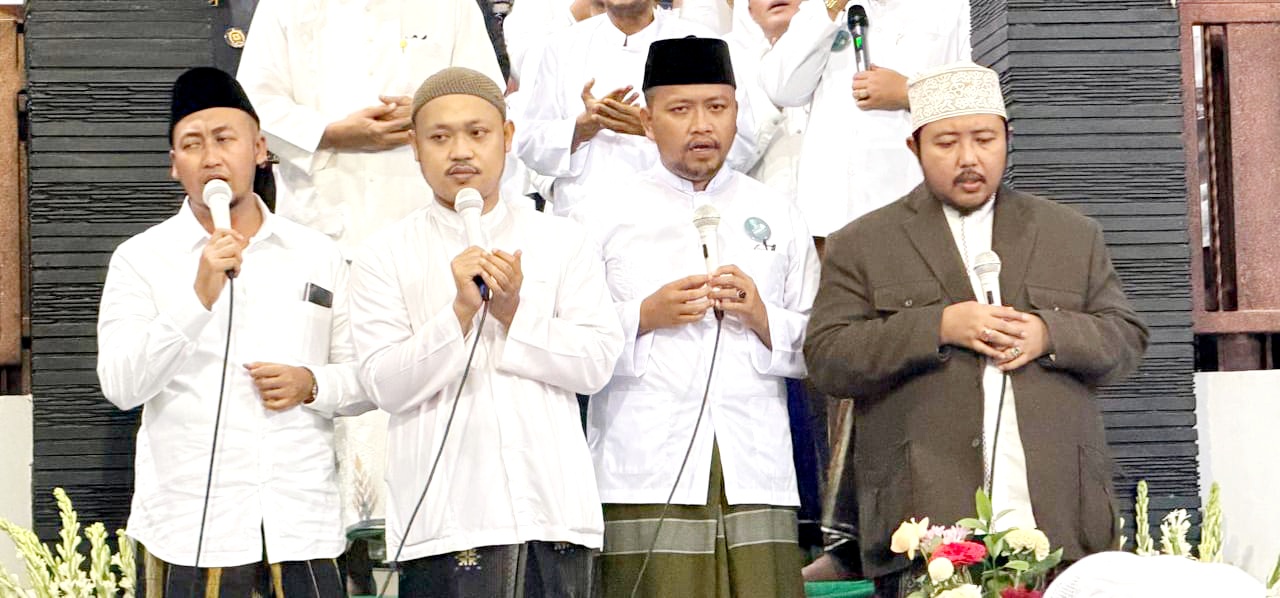 KETUK PINTU LANGIT: RH Abbas Muhammad Rofi'i (dua dari kiri) bersama majelis keluarga dan tamu undangan memimpin salawat, Minggu (8/3) malam. (MOH. IQBAL AFGANI/JPRM)