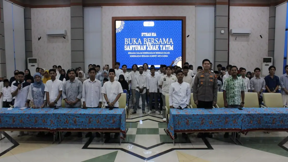 BERBAGI DI BULAN SUCI: BEM KM UTM melaksanakan buka bersama dan santunan kepada anak yatim, di Gedung Rektorat, lantai 10, Aula Syaikhona Kholil, Sabtu (14/3). 