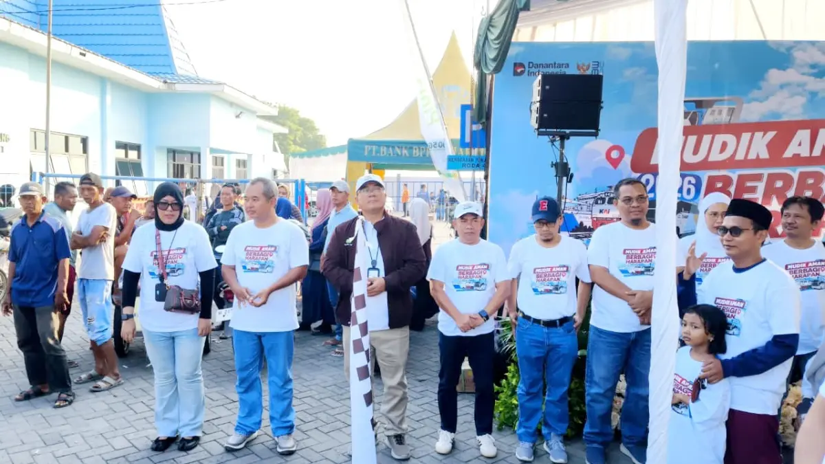 BERBAGI MANFAAT: Deputi Bisnis PT Pegadaian Syariah Area Madura Anwar Hidayat melepas mudik gratis ke Pulau Kangean di Pelabuhan Kalianget, Sumenep, Sabtu (14/3). (PT PEGADAIAN SYARIAH WILAYAH MADURA UNTUK JPRM)