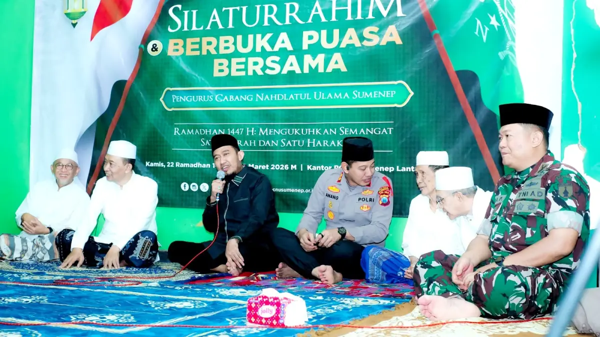 BERSINERGI: Bupati Sumenep Achmad Fauzi Wongsojudo (baju hitam) saat menghadiri acara buka puasa bersama di kantor PCNU setempat, Kamis (12/3). (PROKOPIM SUMENEP UNTUK JPRM)