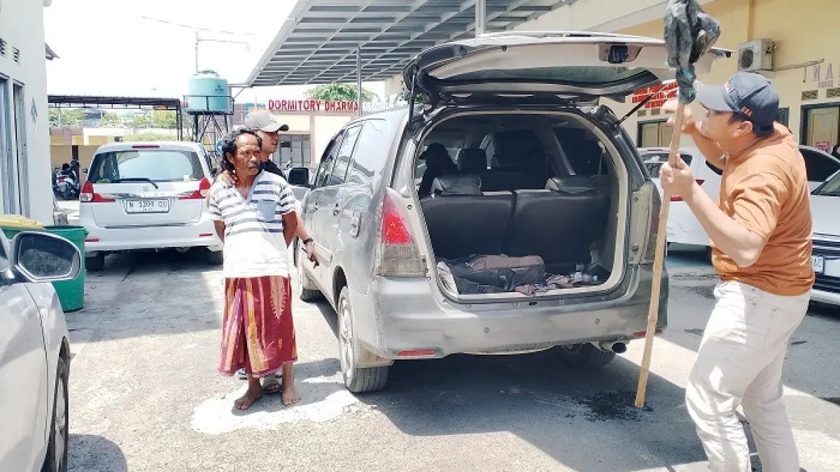 DIAMANKAN: Habli digiring petugas di halaman Mapolres Sampang Selasa (10/3). (UBAIDILLAHIR RAIE/JPRM)