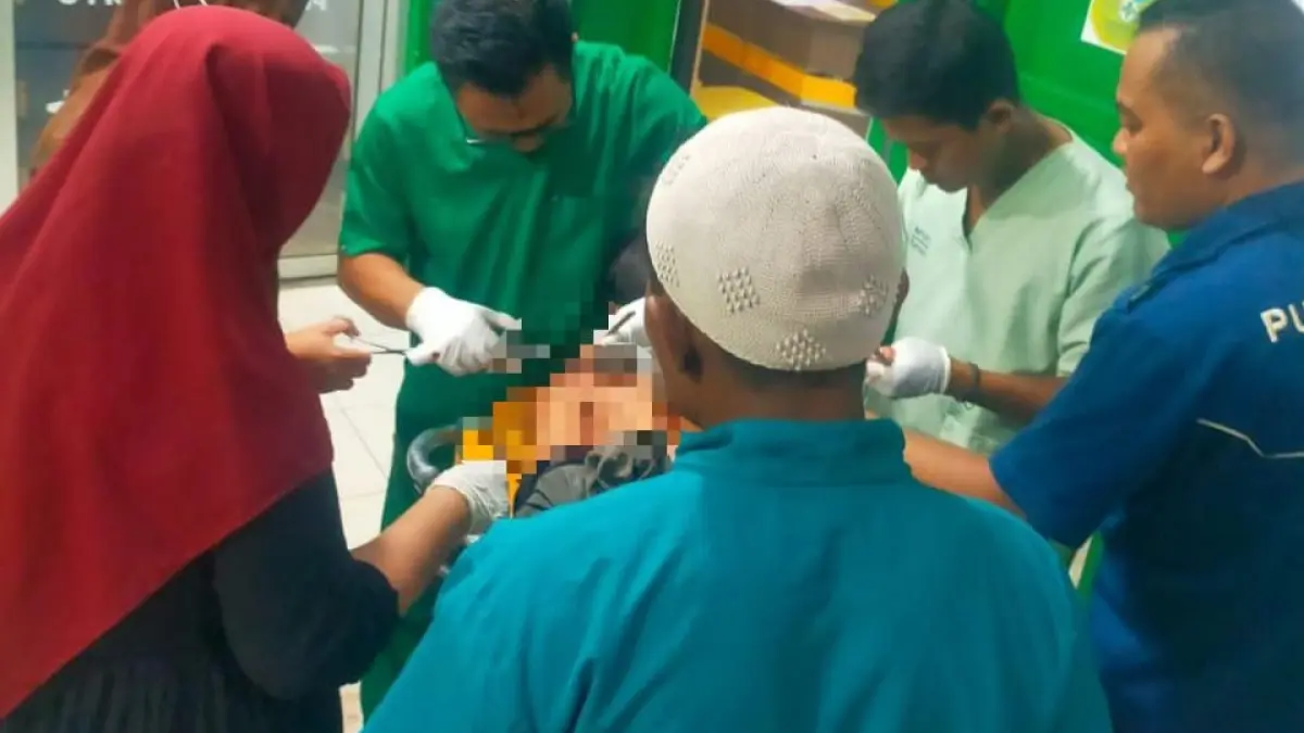 DIRAWAT: Petugas medis memberikan pertolongan kepada korban pembacokan di Pamekasan, Sabtu (14/3) malam.