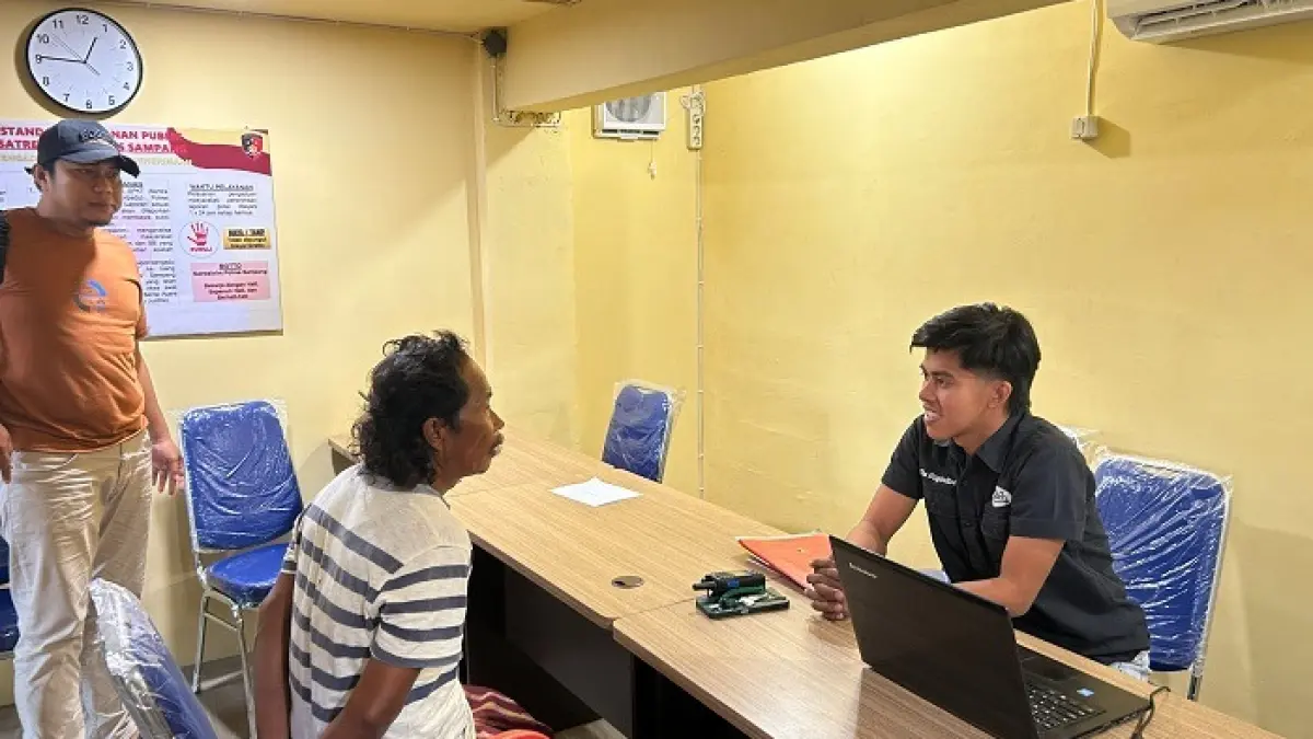 DIRINGKUS: Habli menjalani pemeriksaan di Polres Sampang Selasa (10/3). (UBAIDILLAHIR RAIE/JPRM)