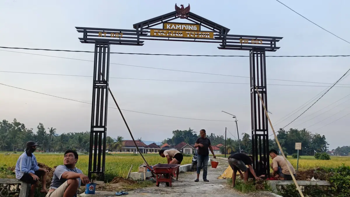 KOMPAK: Warga Pocang Timur, Kecamatan Cangkreng, Sumenep, mendirikan gapura kampung di jalan utama, Minggu (15/3) sore.
