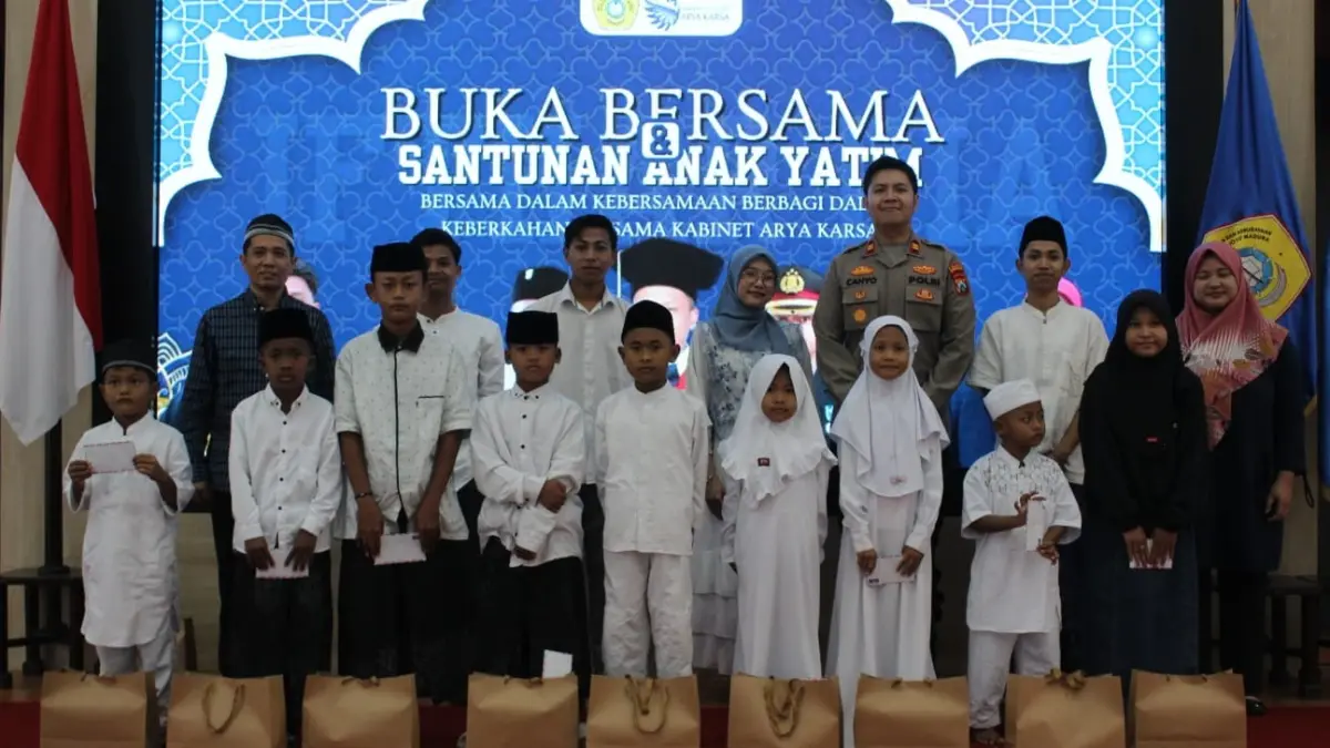 PEDULI: BEM KM UTM menggelar buka bersama dan santunan anak yatim di Gedung Rektorat, lantai 10, Aula Syaikhona Kholil, Sabtu (14/3).