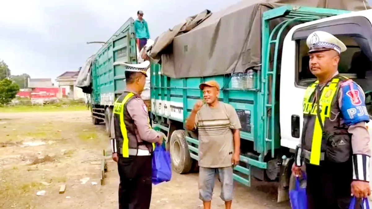 ANTISIPASI: Kanit PJR VIII Suramadu AKP Darwoyo memberikan sosialisasi kepada sopir kendaraan truk di akses Suramadu, Sabtu (14/3). (UNIT PJR VIII SURAMADU UNTUK JPRM)