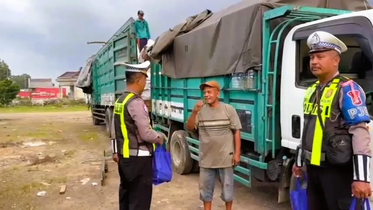 ANTISIPASI: Kanit PJR VIII Suramadu AKP Darwoyo memberikan sosialisasi kepada sopir kendaraan truk di akses Suramadu, Sabtu (14/3).&nbsp;UNIT PJR VIII SURAMADU UNTUK JPRM