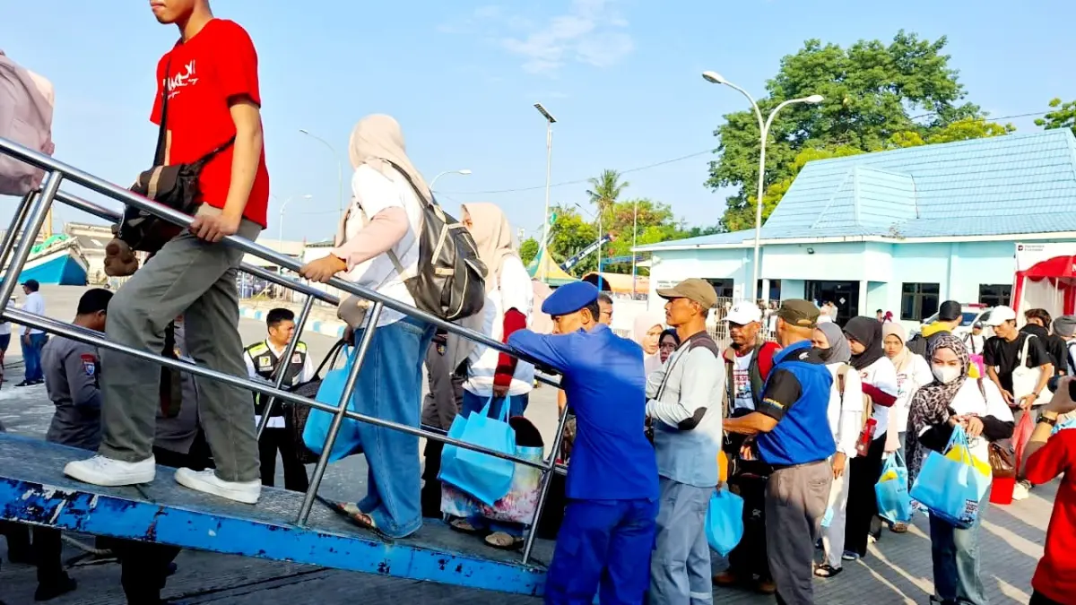 ANTRE: Sejumlah warga menaiki kapal Express Bahari 9C arah Pulau Kangean, Sumenep, Sabtu (14/3). (MOH. LATIF/JPRM)