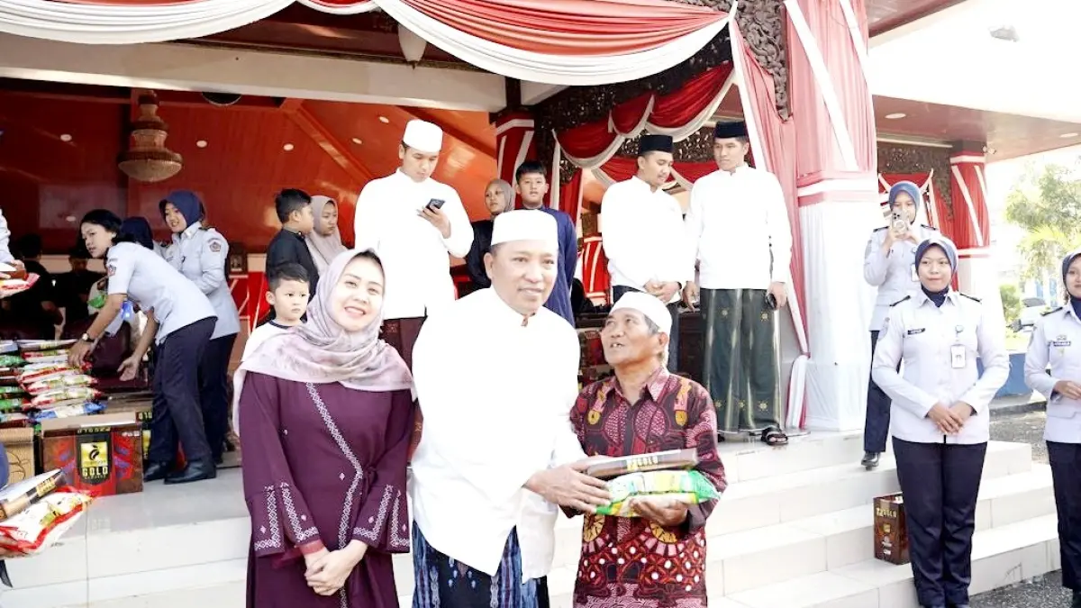 BAHAGIA: Bupati Sampang Slamet Junaidi bersama Ketua TP PKK Sampang Evi Slamet Junaidi memberikan bantuan sembako kepada abang becak di Pendopo Trunojoyo, Sabtu (14/3). (KOMINFO UNTUK JPRM)