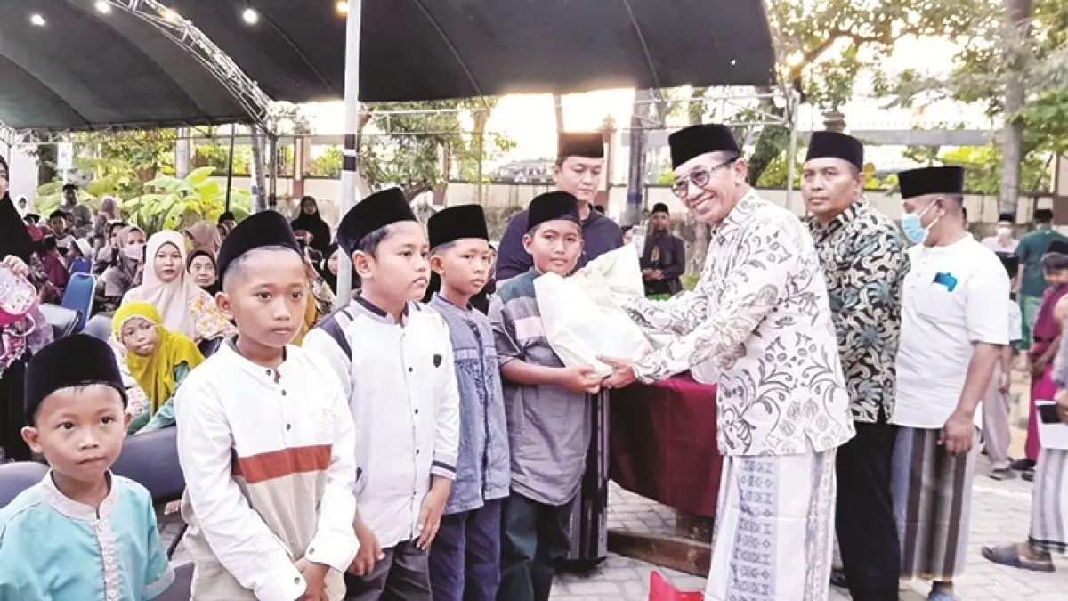 BERBAGI: Bupati Pamekasan KH. Kholilurrahman memberikan santunan kepada anak yatim pada kegiatan Safari Ramadan di Kecamatan Kota, Rabu (11/3). (M. KHOLIL RAMLI/JPRM)