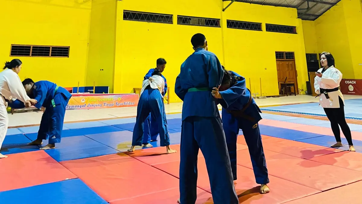 FOKUS: Sejumlah atlet Judo Sumenep saat menjalani latihan di lapangan Desa Pabian, Kecamatan Kota Sumenep, pada Selasa (10/3) malam. 