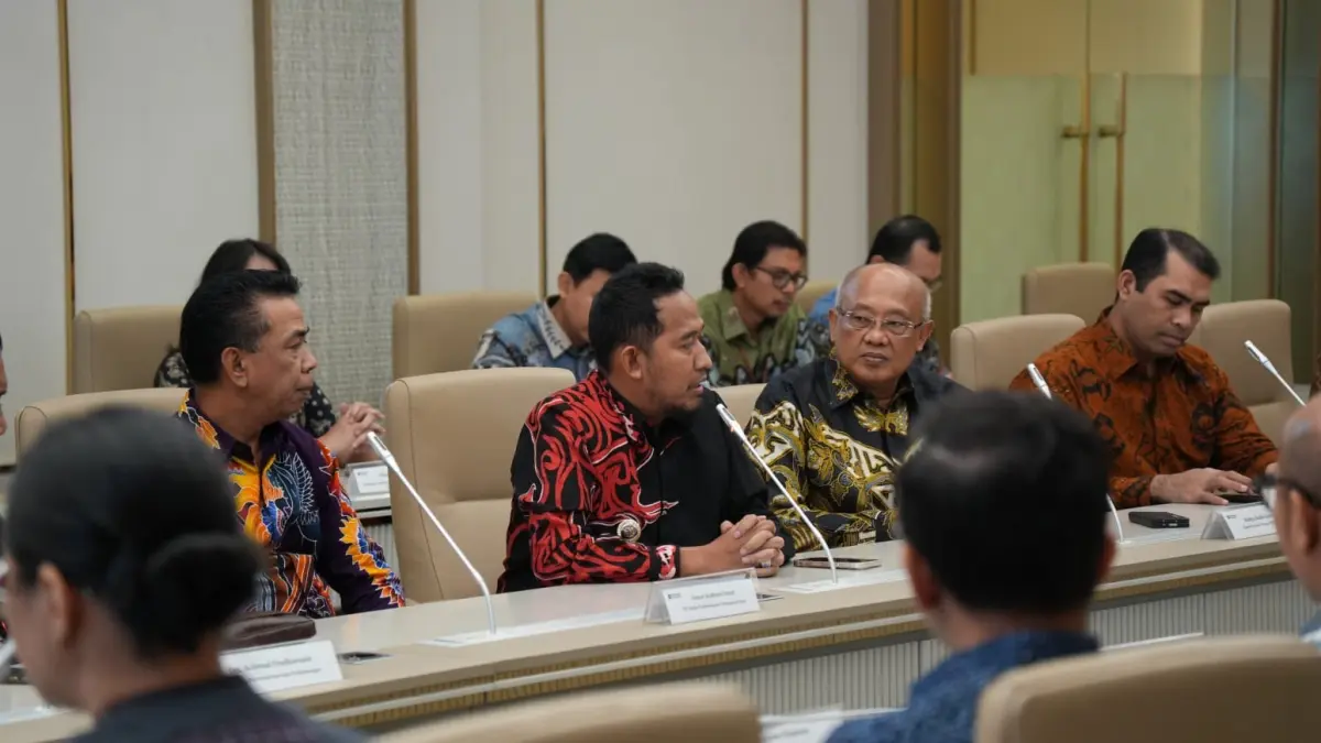 KAWAL LANGSUNG: Bupati Sumenep Achmad Fauzi Wongsojudo saat menghadiri penandatanganan MoU PLTS di Wisma Danantara, Jakarta, Jumat (13/3).