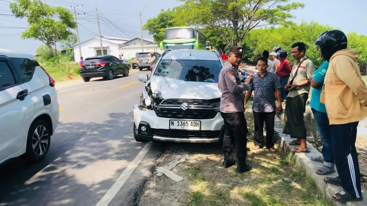 KECELAKAAN MAUT: Petugas Polres Pamekasan melakukan olah TKP kecelakaan di Jalan Raya Tlanakan, Kecamatan Tlanakan, Minggu (15/3).
