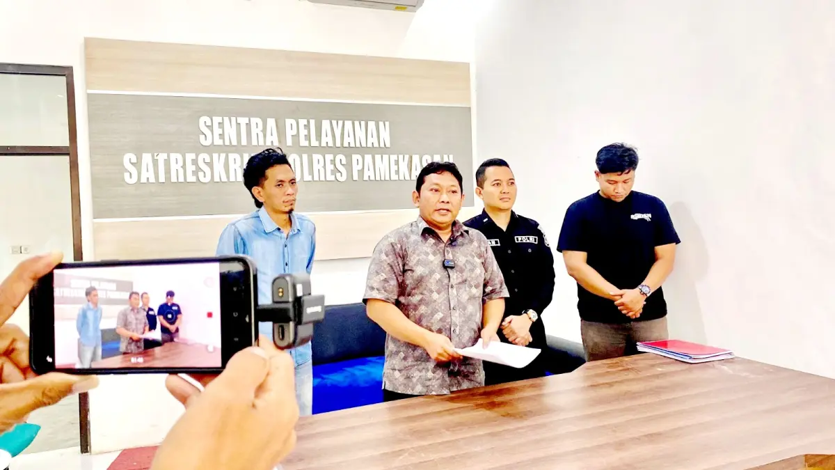 KELANJUTAN KASUS: Kasatreskrim Polres Pamekasan AKP Yoyok Hardianto didampingi Kasihumas Ipda Yoni Evan Pratama dan penyidik memberikan keterangan kepada wartawan, Jumat (13/3). (MOH. IQBAL AFGANI/JPRM)
