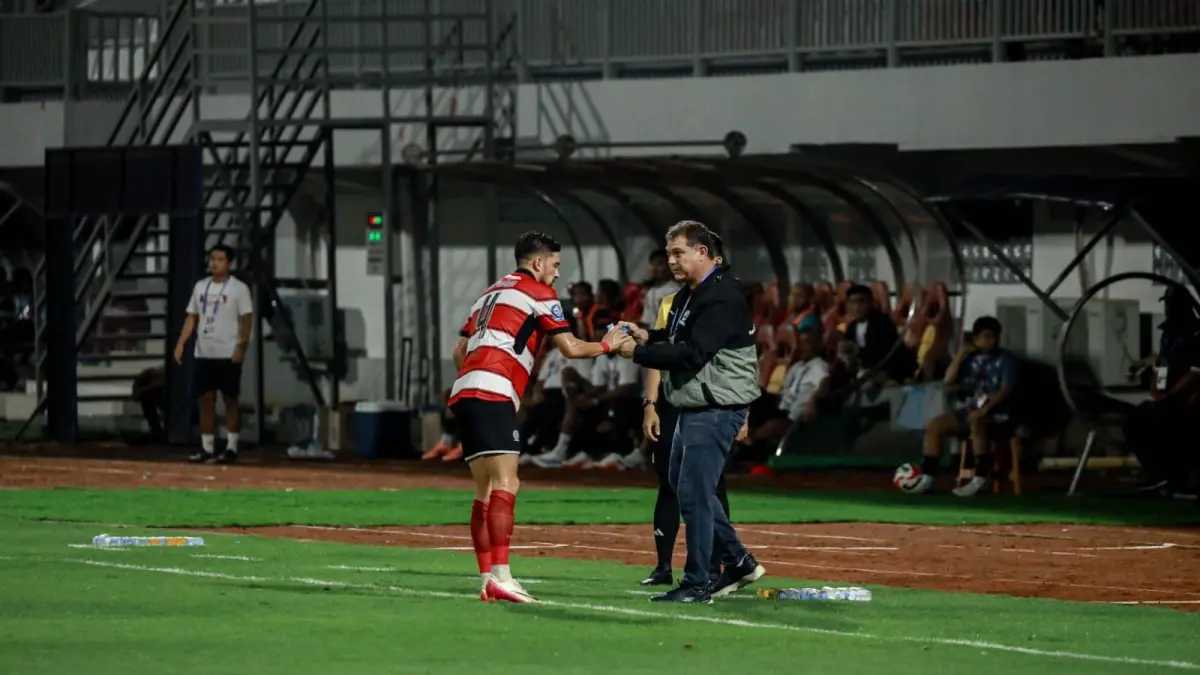 KENANGAN: Eks Pelatih MU Carlos Alberto Parreira memberikan arahan kepada pemain di lapangan.
