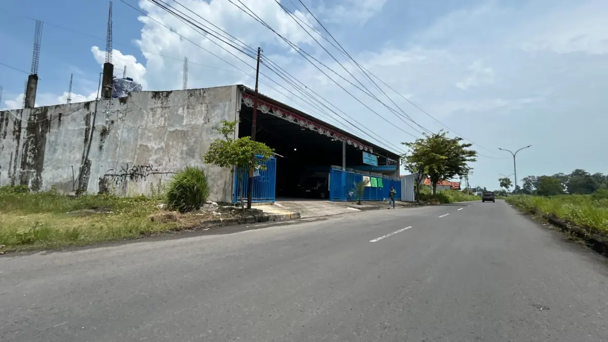 LENGANG: Warga berjalan di depan SPPG dj Jalan Kini Balu, Kecamatan Socah, Bangkalan, Rabu (11/2).
