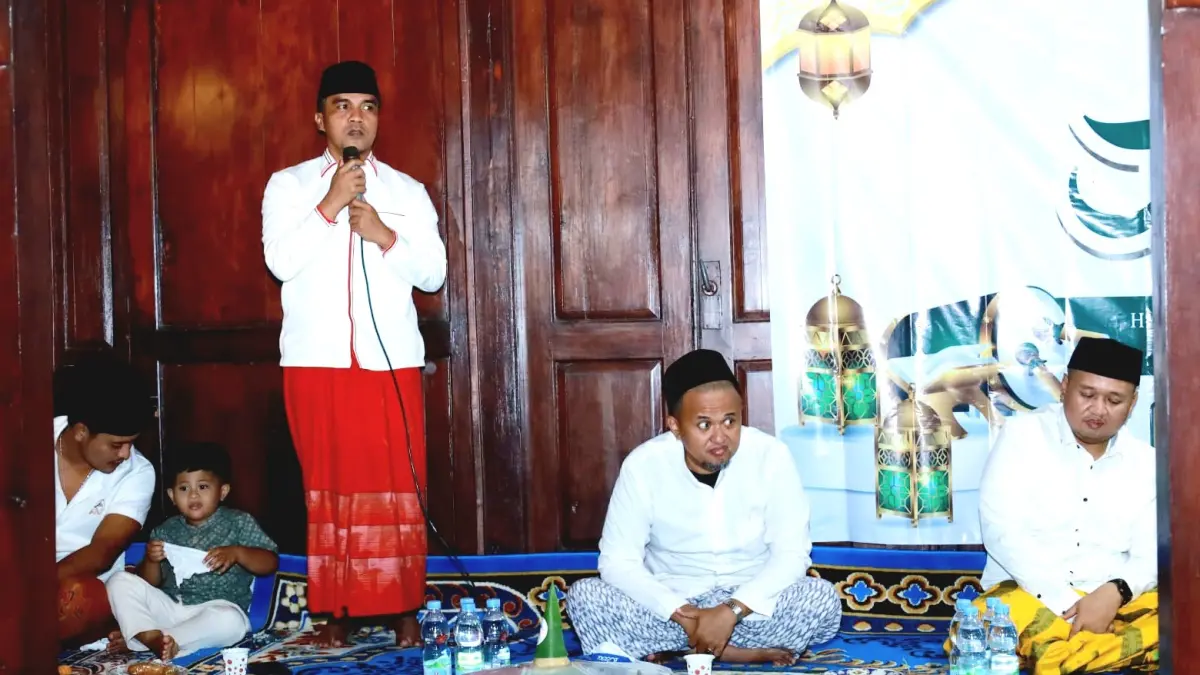 MENGAPRESIASI : Bupati Bangkalan Lukman Hakim menyampaikan sambutan dalam acara buka bersama dan santunan anak yatim yang digelar Hisan di Desa Bilaporah, Kecamatan Socah, Minggu (15/3). (PROKOPIM UNTUK JPRM)