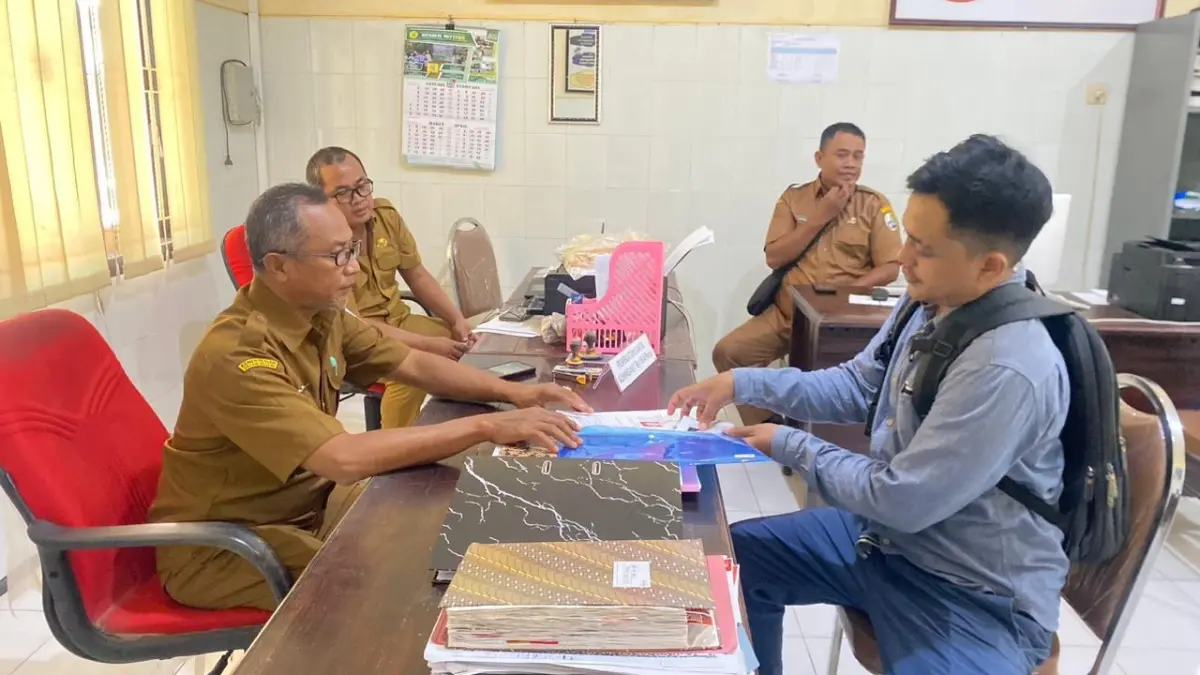 MERANTAU: CPMI mengurus rekom ID di kantor Disnaker Sampang, Senin (9/3).

