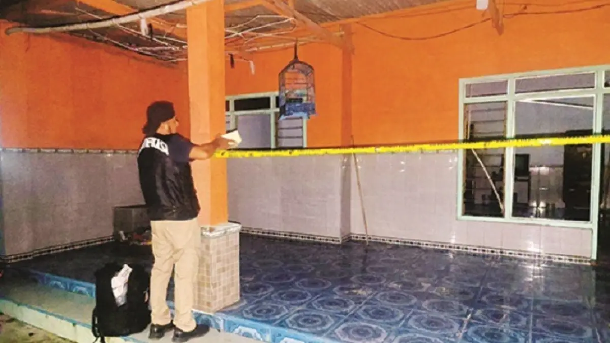 PASANG GARIS POLISI: Polisi saat berada di TKP di Dusun Selatan, Desa Tlesah, Kecamatan Tlanakan, Pamekasan, Minggu (15/3) malam. (POLRES PAMEKASAN UNTUK JPRM)