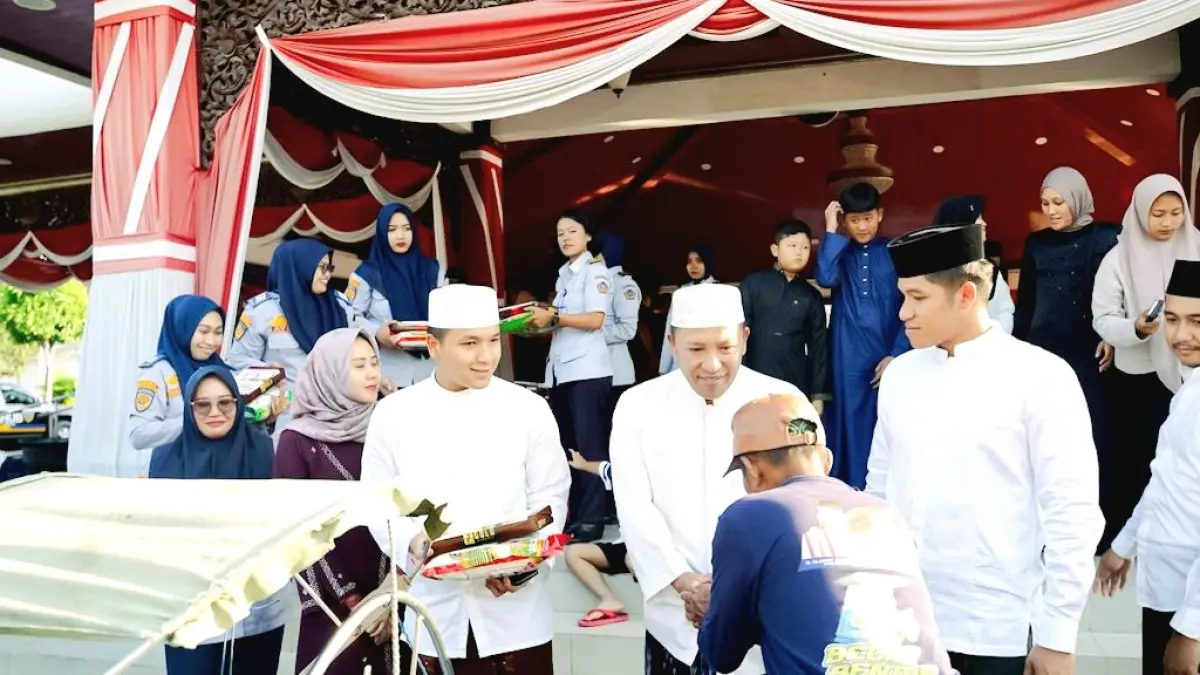 PEDULI: Bupati Sampang Slamet Junaidi berbagi sarung dan sembako kepada tukang becak di Pendopo Trunojoyo, Sabtu (14/3). (KOMINFO UNTUK JPRM)