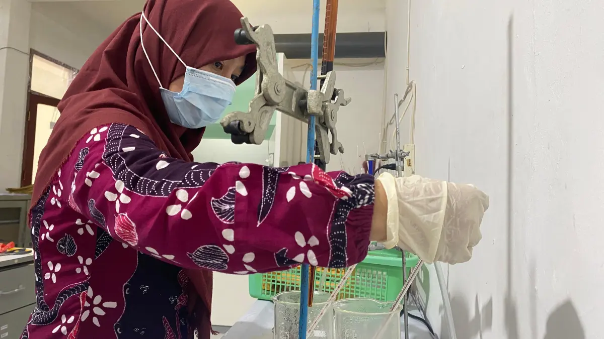 PENGUJIAN: Petugas analis melakukan pengujian air aquades di Laboratorium DLH, Kamis (26/2).