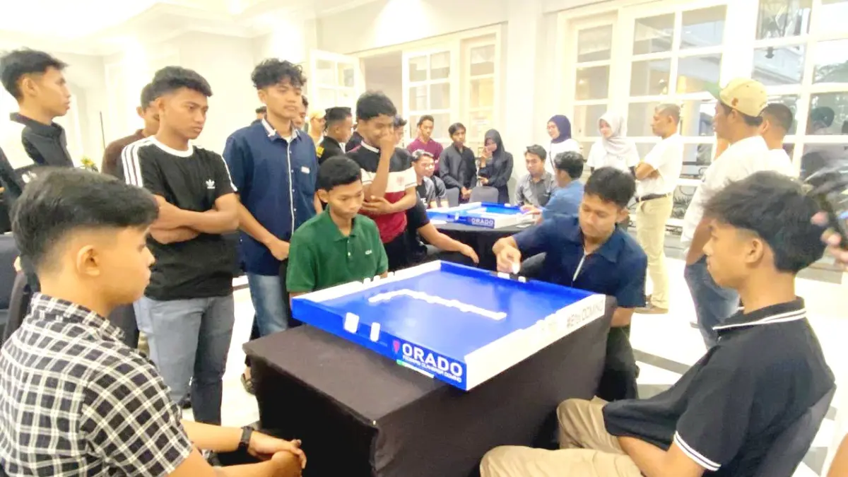 POTENSIAL: Siswa mengikuti sosialisasi peraturan pertandingan domino di Jalan HOS Cokroaminoto, Bangkalan, Rabu (11/3). (JUPRI/JPRM)