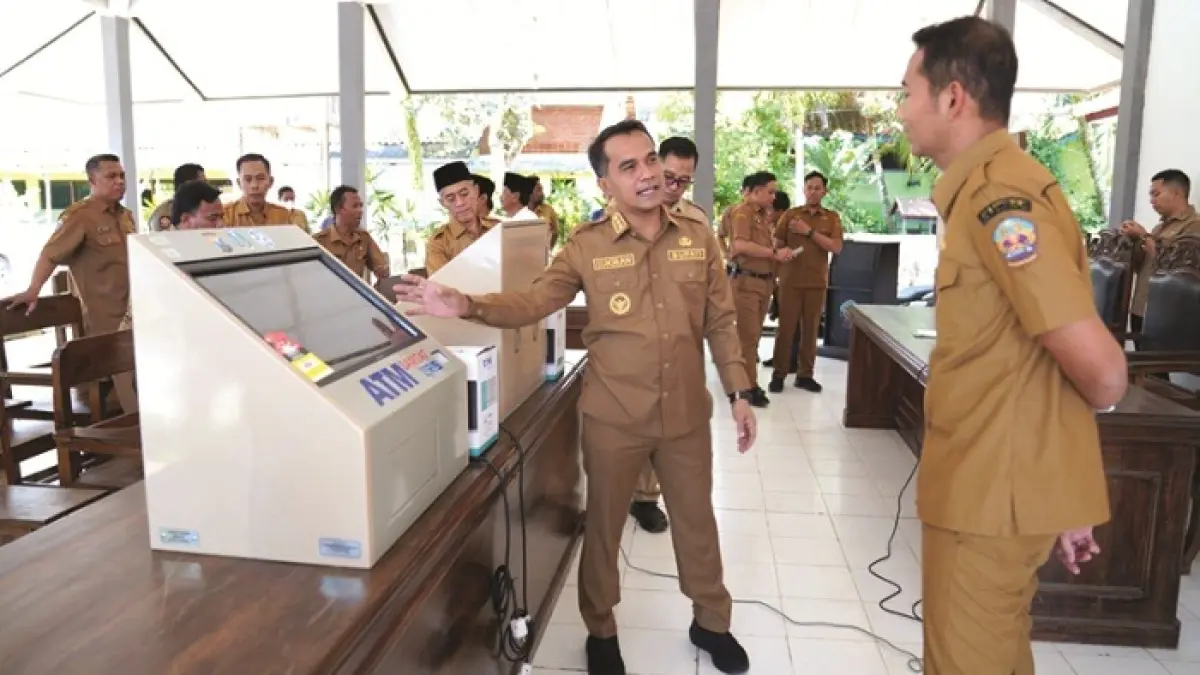RESPONSIF: Bupati Bangkalan Lukman Hakim berdialog dengan Kepala Bapenda Akhmad Ahadiyan Hamid di Pendopo Kecamatan Geger Senin (16/3). (PROKOPIM UNTUK JPRM)