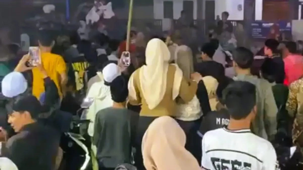 SALING SERANG: Sekelompok orang adu jotos di Desa Pateremen, Kecamatan Modung, Sabtu (14/3) malam. ACH. DASUKI UNTUK JPRM