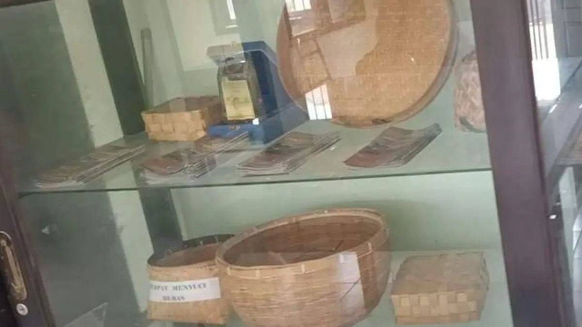 Sejumlah koleksi benda bersejarah di museum mini Sampang