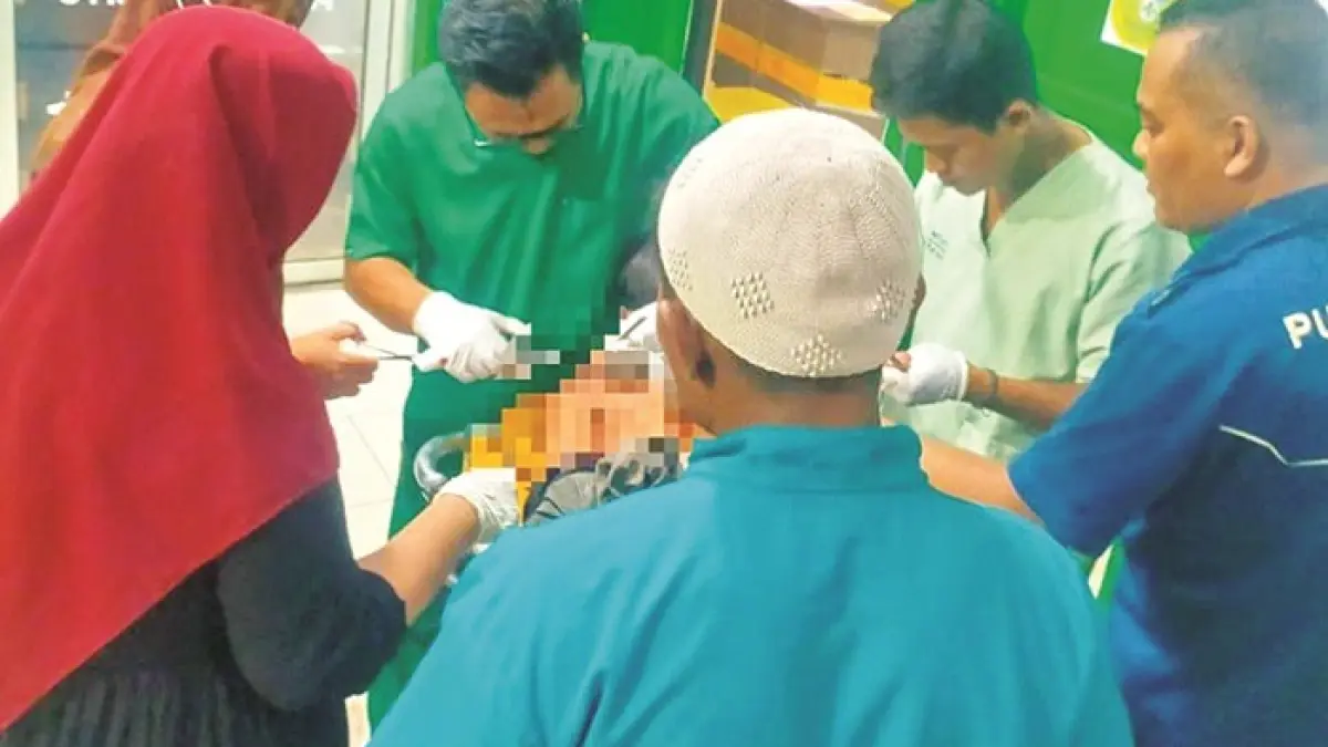 TELATEN: Petugas medis memberikan pertolongan kepada korban, Sabtu (14/3) malam. (ISTIMEWA)