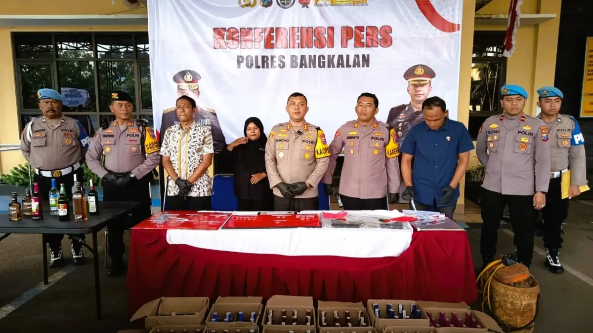 TERBUKA: Kapolres Bangkalan AKBP Wibowo didampingi jajarannya saat ungkap kasus selama Operasi Pekat Semeru 2026, Jumat (13/3). ZEINAL ABIDIN/JPRM