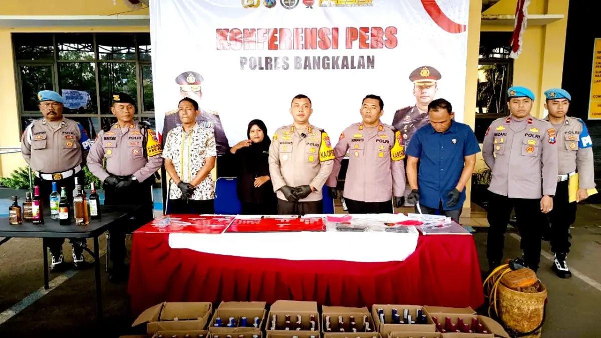 TERBUKA UNTUK UMUM: Kapolres Bangkalan AKBP Wibowo didampingi jajarannya saat ungkap kasus selama Operasi Pekat Semeru 2026, Jumat (13/3). (ZEINAL ABIDIN/JPRM)