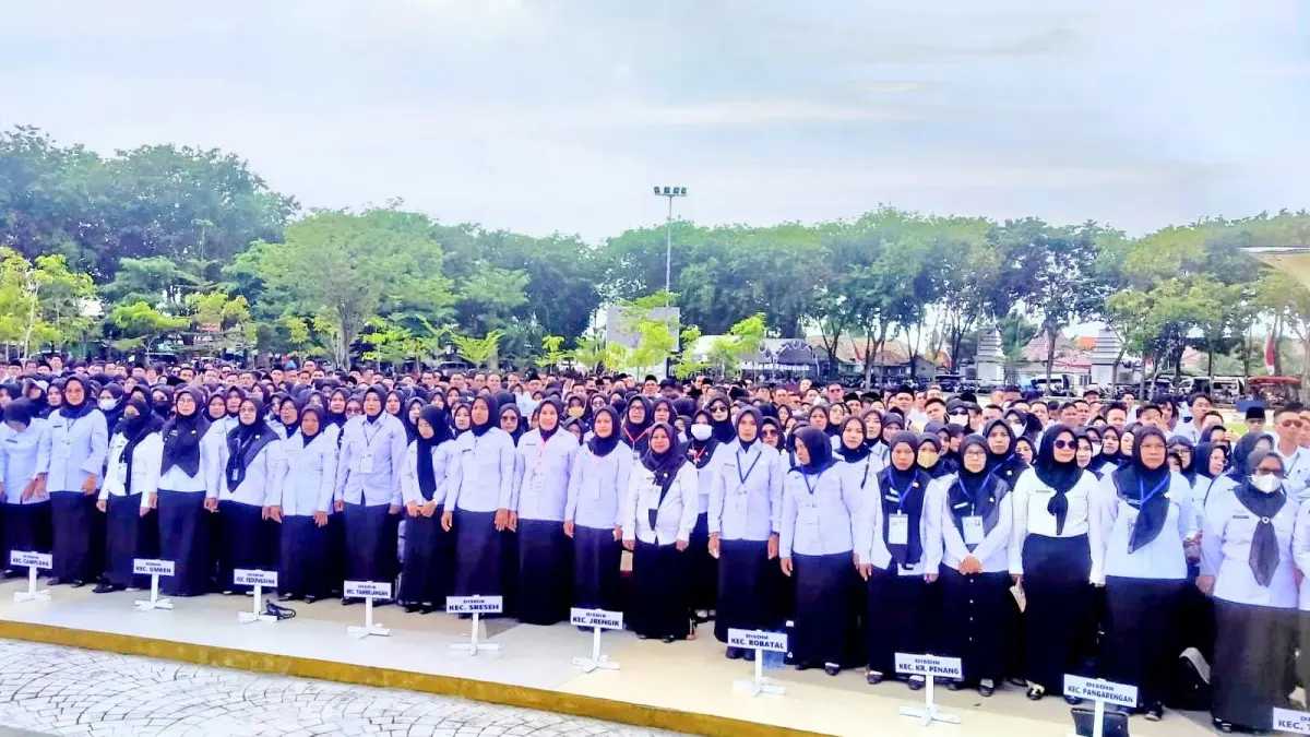 TERIMA SK: Ribuan PPPK paro waktu Kabupaten Sampang saat dilantik beberapa waktu lalu. (AYU LATIFAH/JPRM)
