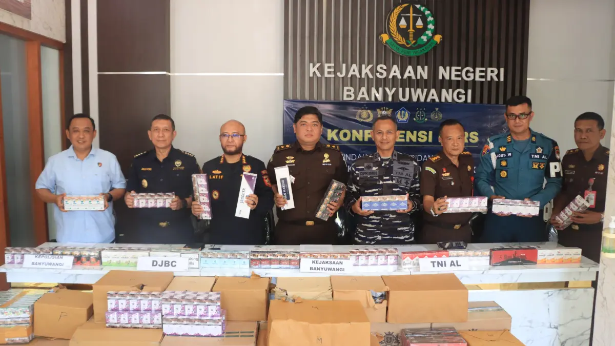UNGKAP: Bea Cukai bersama petugas gabungan menunjukkan barang bukti rokok ilegal di kantor Kejari Banyuwangi, Kamis (12/3). (Ramada Kusuma/Radar Banyuwangi)