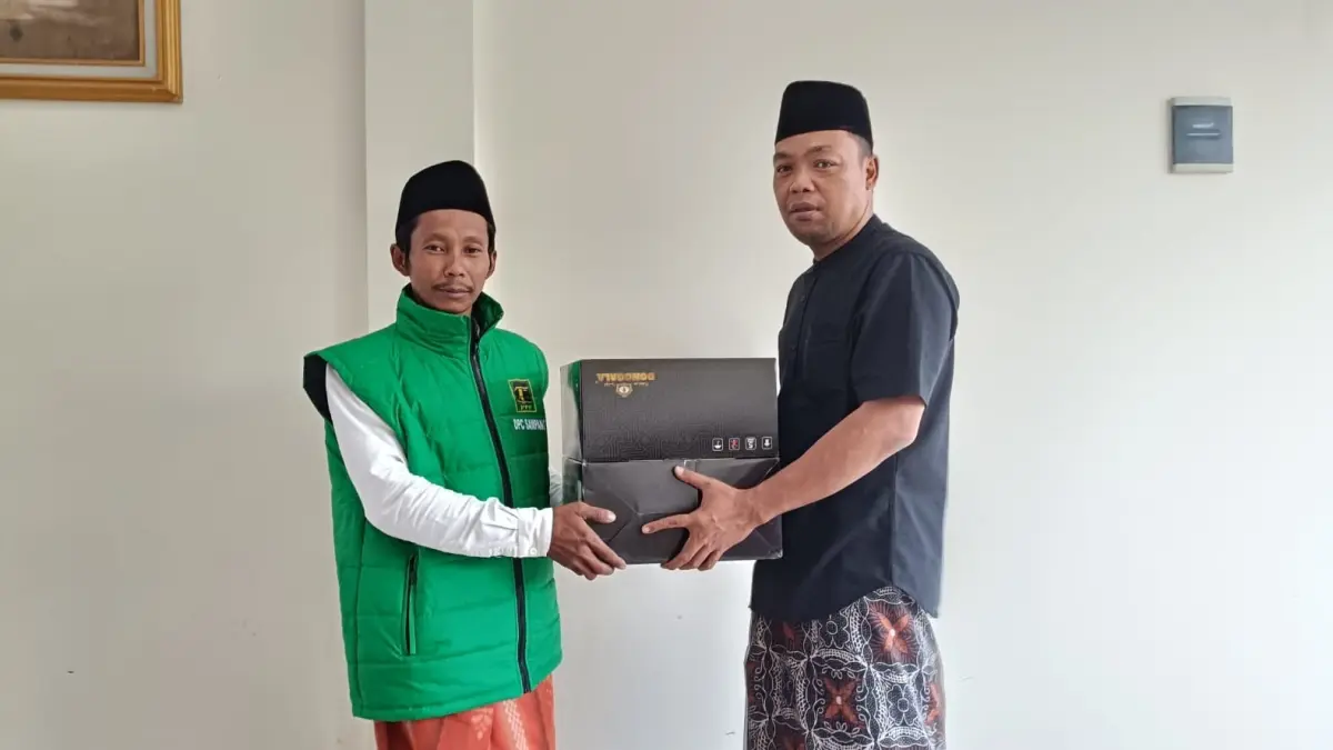 SINERGISITAS: Pengurus saat memberikan sarung kepada pengurus DPC PPP Pamekasan beberapa waktu lalu.