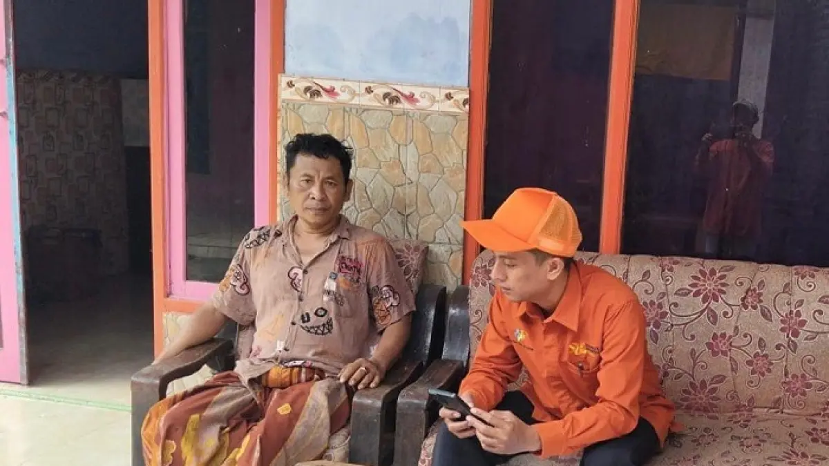 DIDATA ULANG: Petugas BPS sedang melakukan pendataan peserta PBI JKN Katastropik, Desa Sejati, Kecamatan Camplong, Sampang, Rabu (4/3). (BPS UNTUK JPRM)