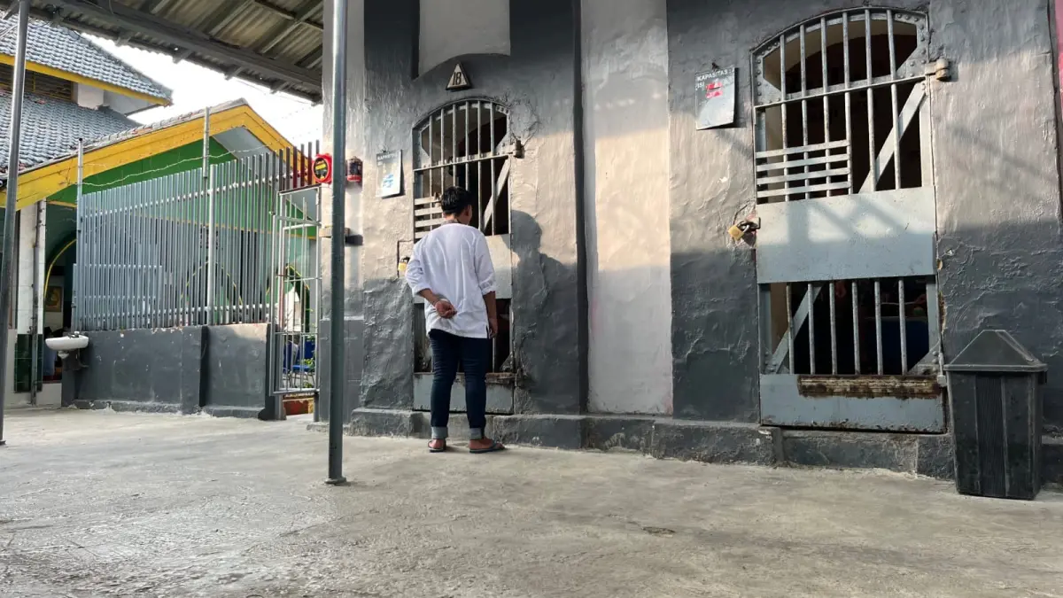 DIJAGA KETAT: Petugas sedang memantau kondisi warga binaan di dalam sel khusus Rutan Kelas II-B Sumenep pada Selasa (10/3).
